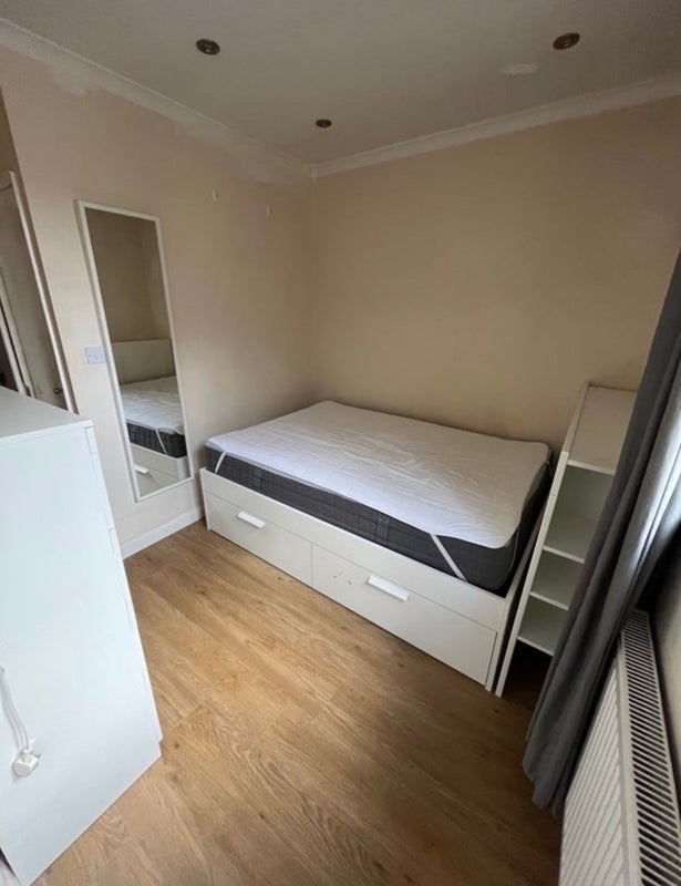 Room Warrender Road in Greater London