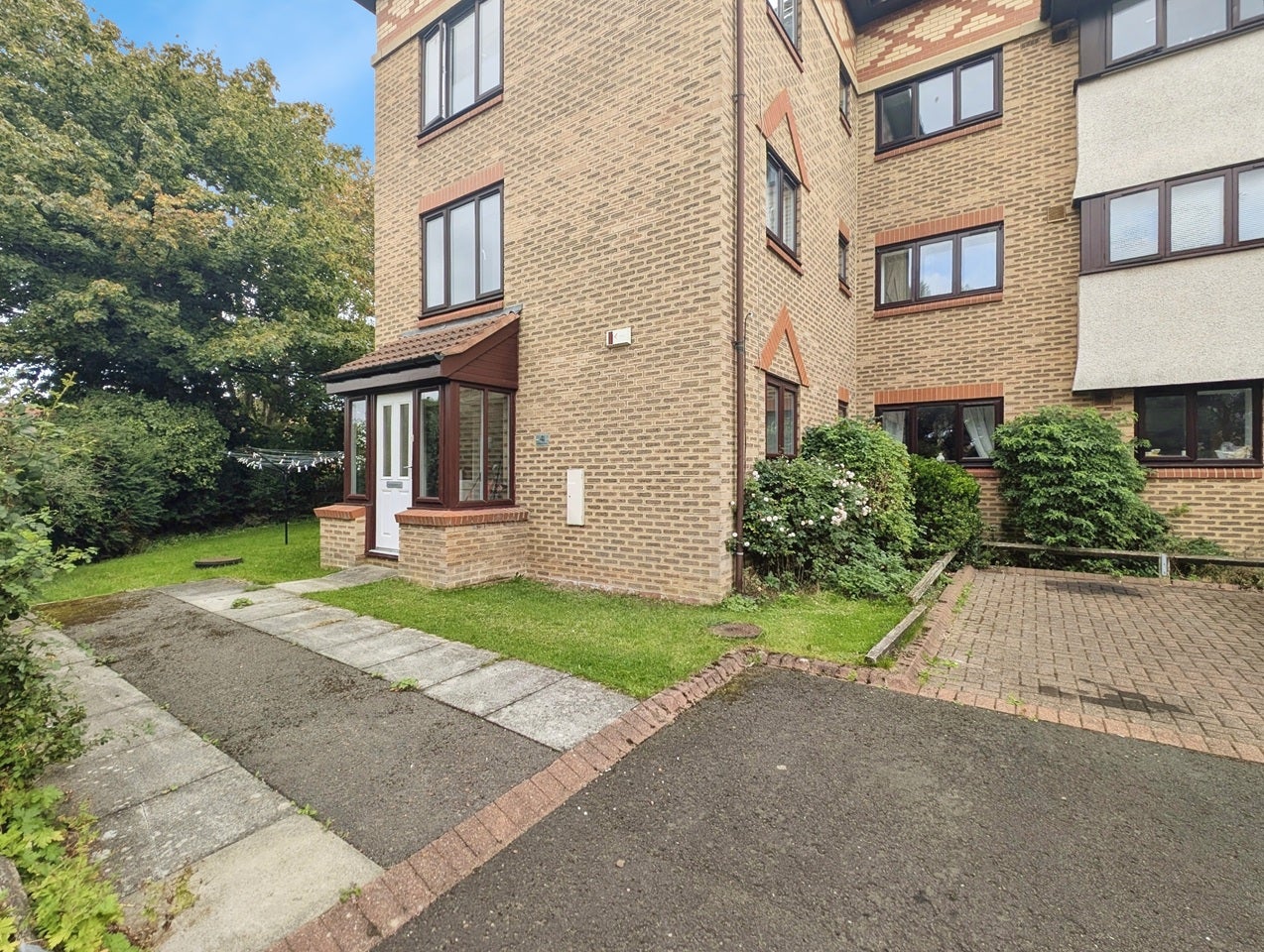 Flat Bellingham Court in Newcastle upon Tyne