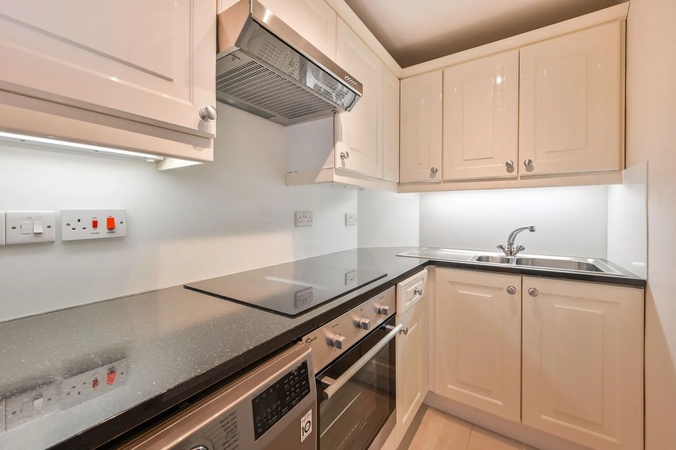 Flat Belgrave Gardens in City of Westminster
