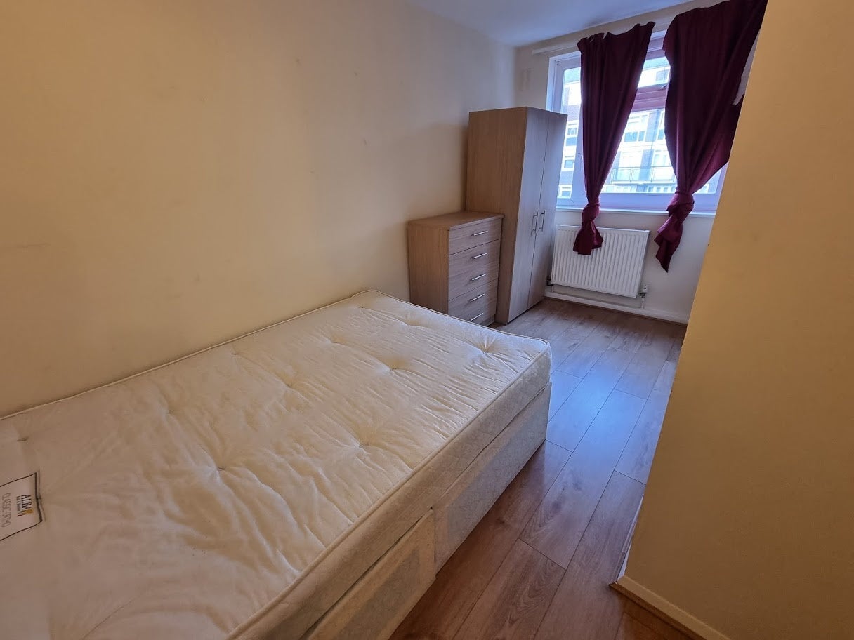 Flat Whitton Walk in Greater London