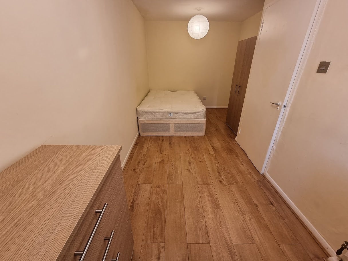 Flat Whitton Walk in Greater London