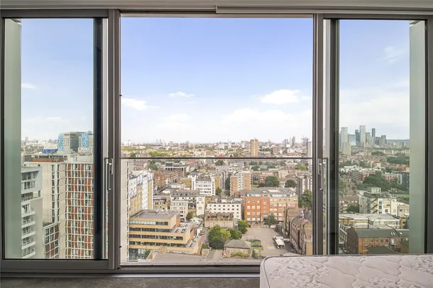Flat Piazza Walk in Greater London