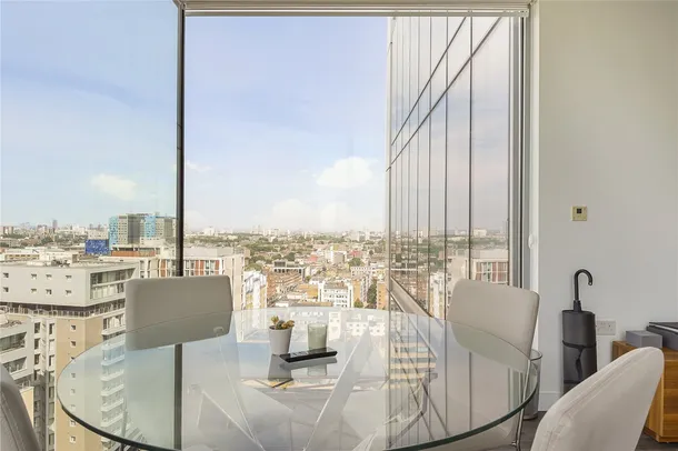 Flat Piazza Walk in Greater London