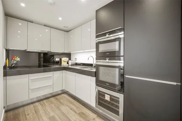 Flat Piazza Walk in Greater London