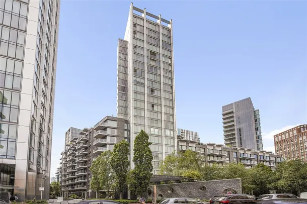 Flat Piazza Walk in Greater London
