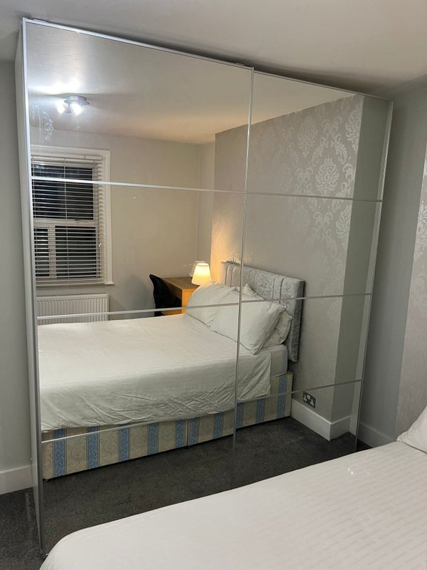 Room Cathnor Road in Greater London