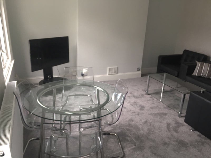 Room Cathnor Road in Greater London