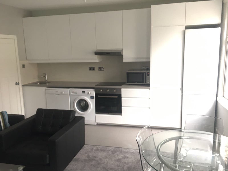 Room Cathnor Road in Greater London