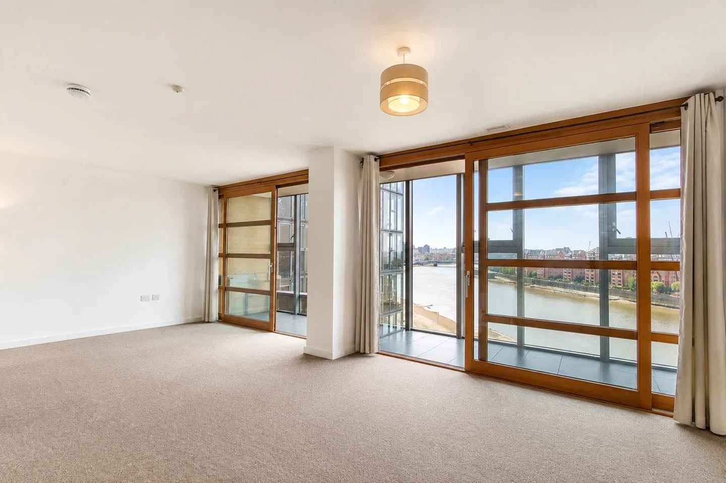 Flat Lombard Road in Greater London
