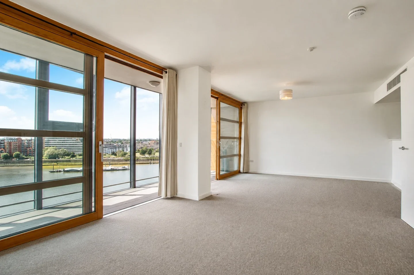 Flat Lombard Road in Greater London
