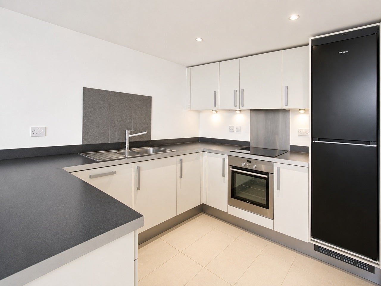 Flat Lombard Road in Greater London