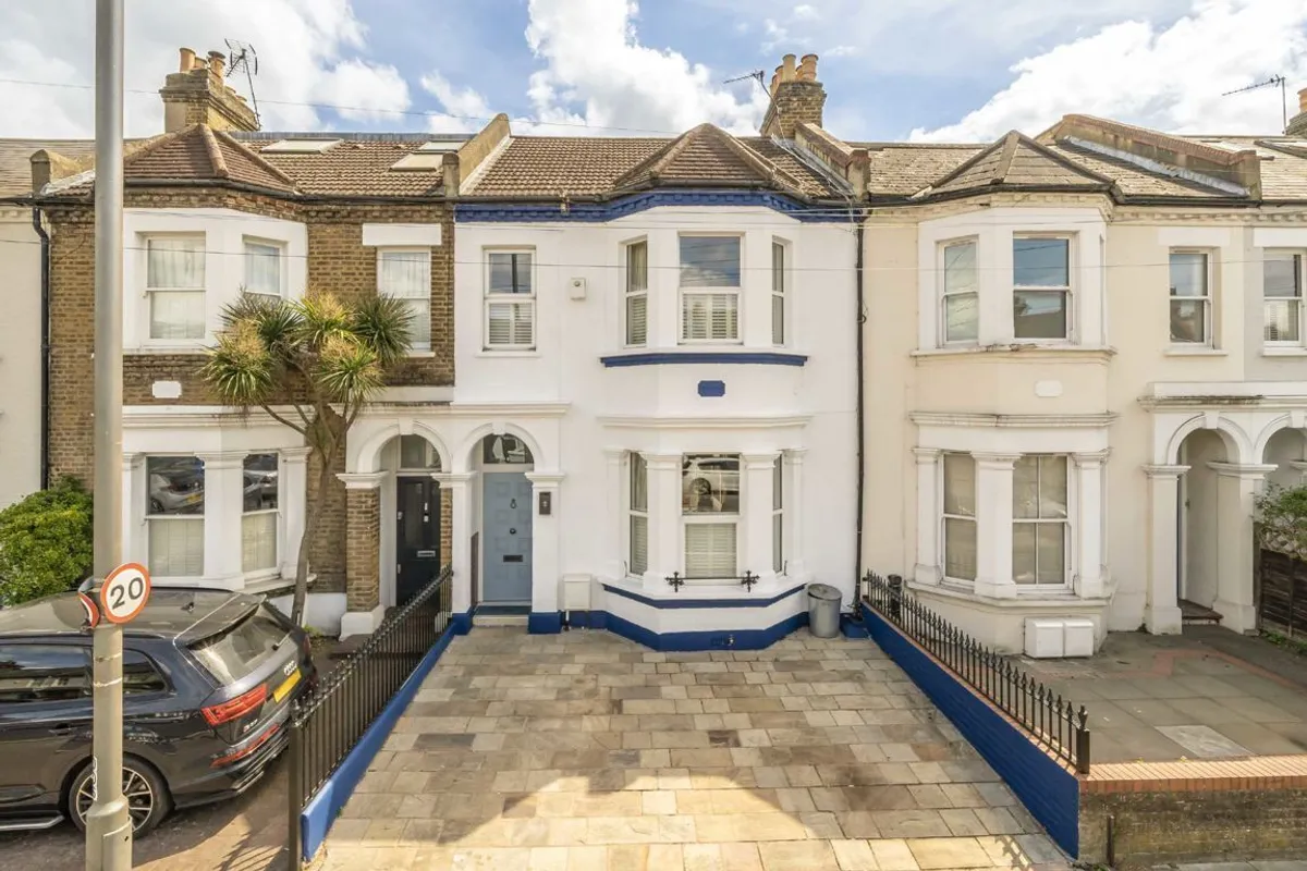 House Burntwood Lane in Greater London
