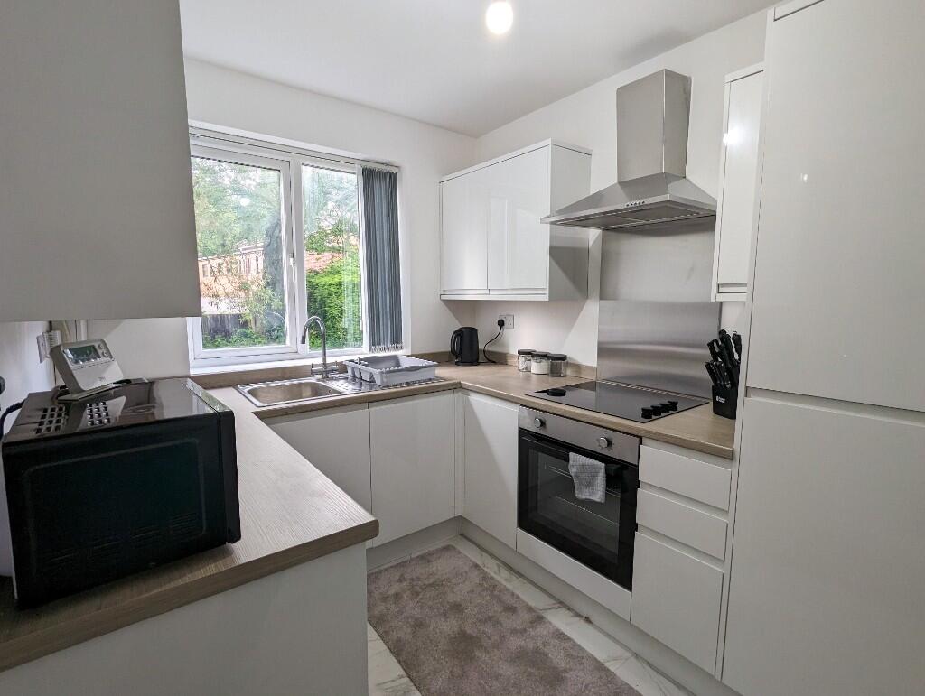 Flat Ravenswood Road in Greater London