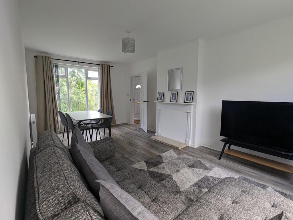 Flat Ravenswood Road in Greater London
