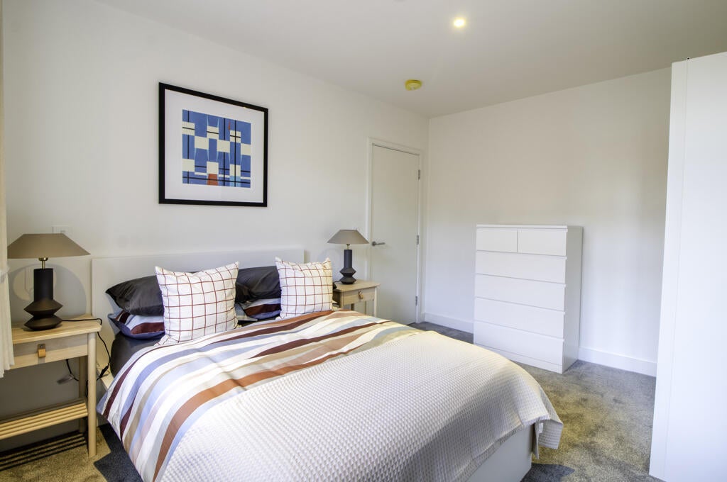 Flat Ravenswood Road in Greater London