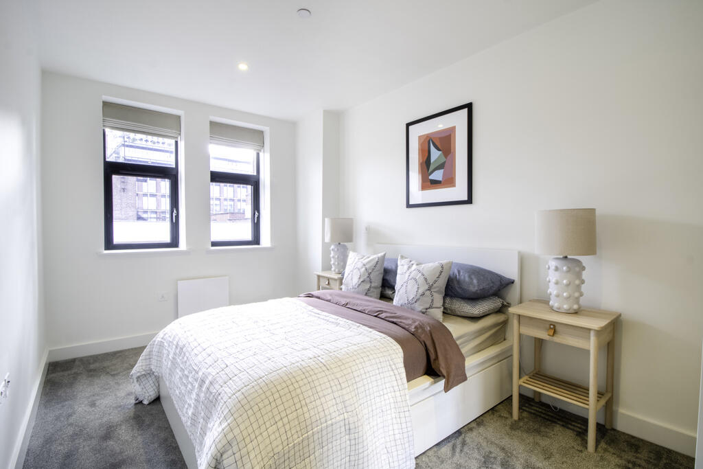 Flat Ravenswood Road in Greater London