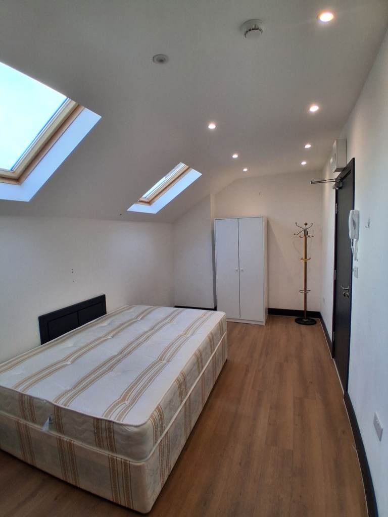 Flat Lodge Lane in Greater London