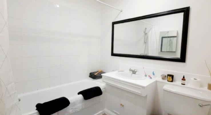Flat Lonsdale Road in Greater London