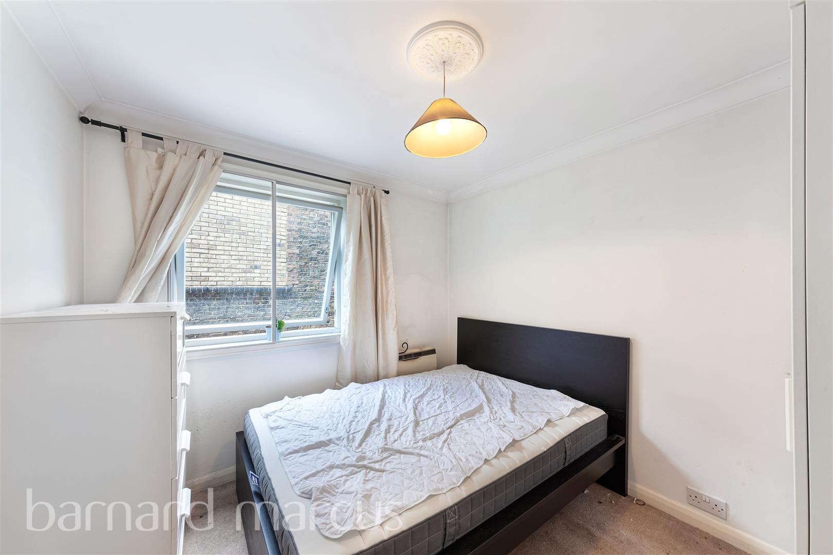 Flat Lonsdale Road in Greater London
