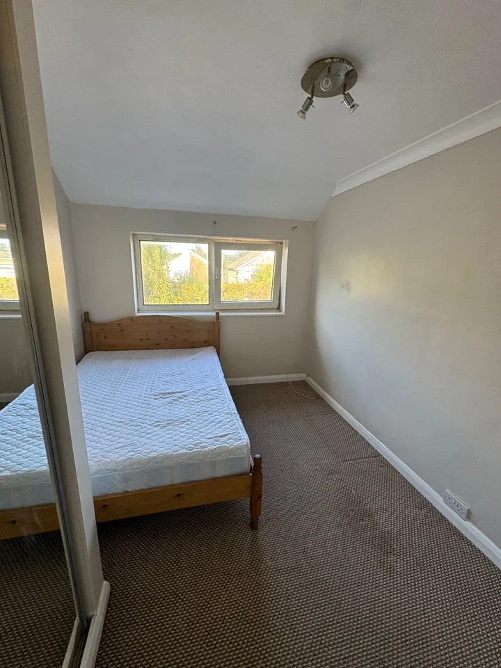 Room Field End Close in Luton
