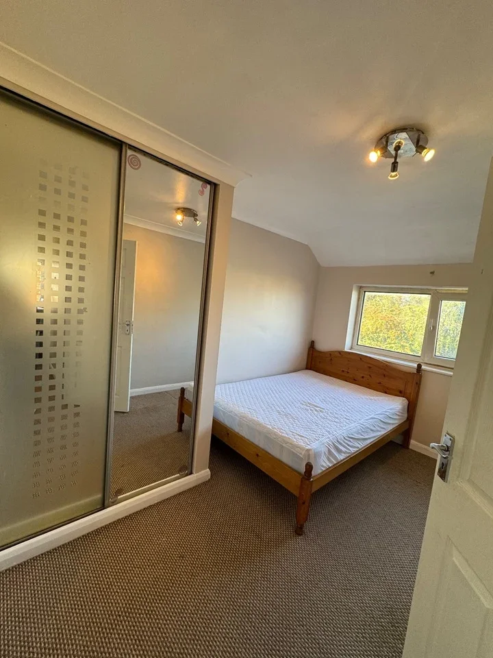 Room Field End Close in Luton