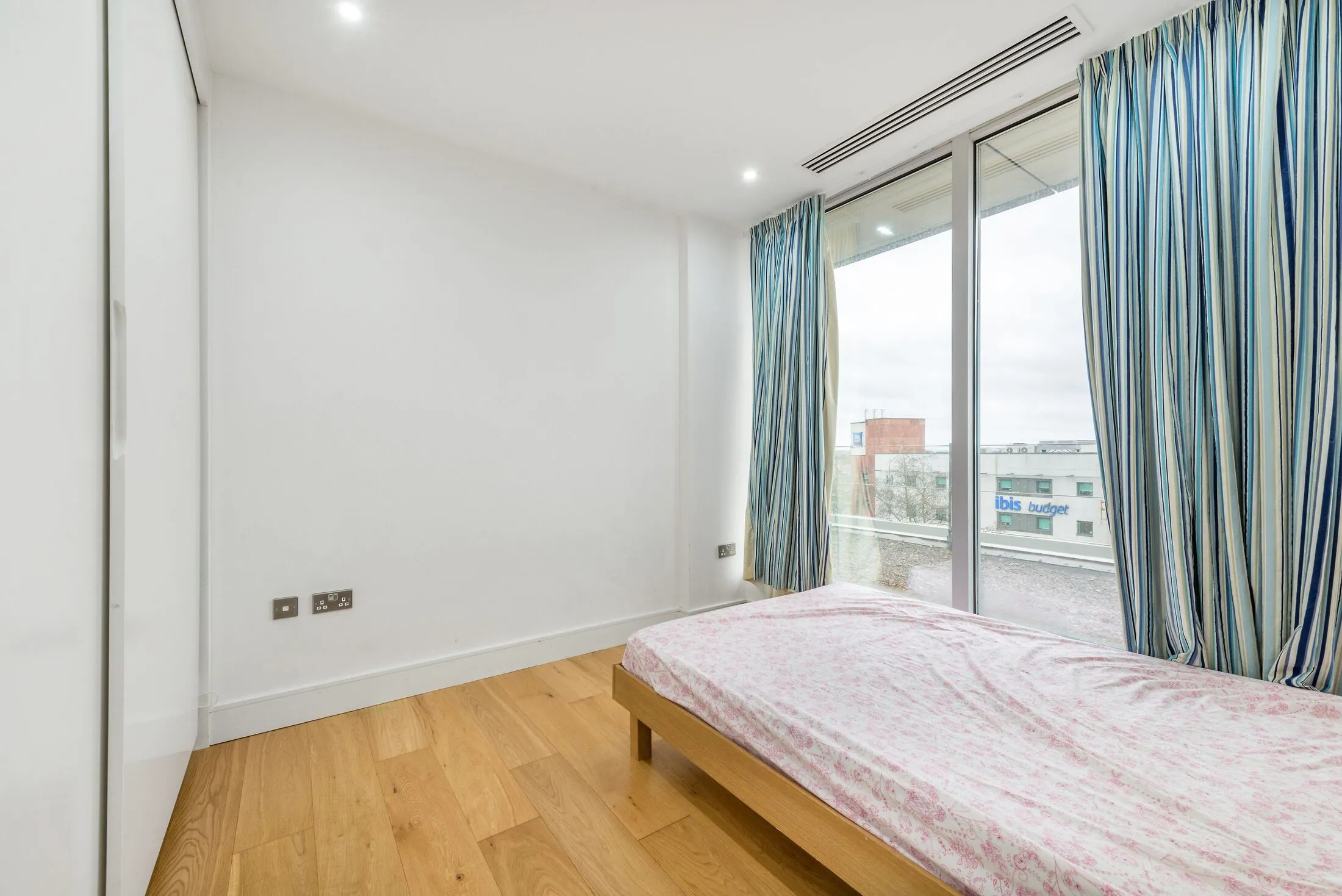 Flat Staines Road in Greater London