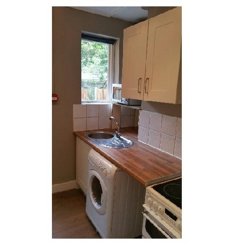 Flat Goodwin Road in Greater London