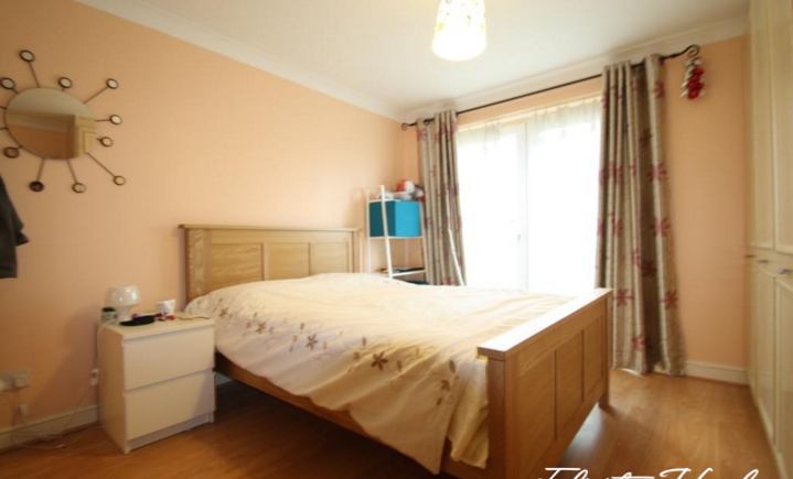 Room Surrey Quays Road in Greater London