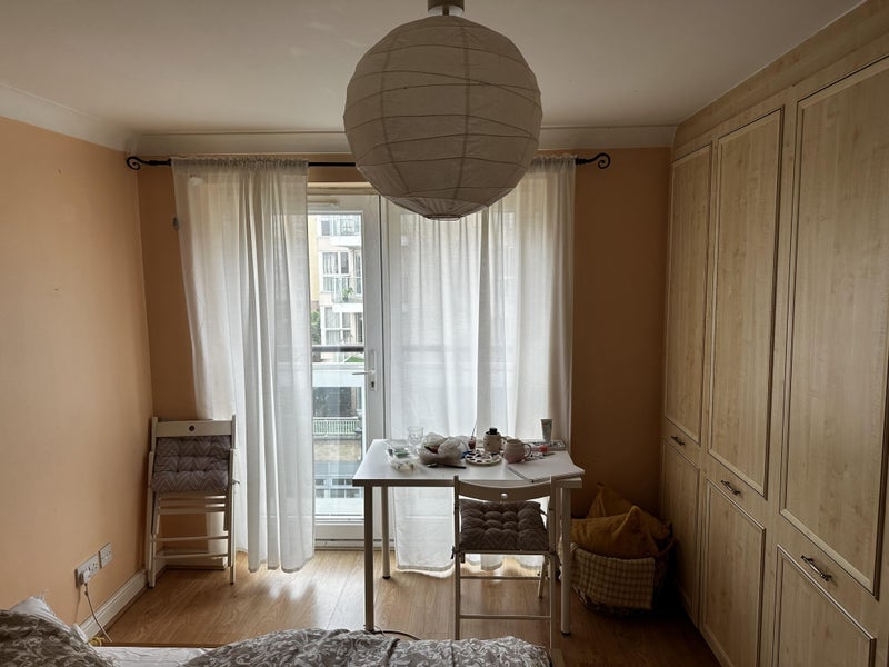 Room Surrey Quays Road in Greater London