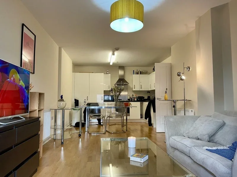 Flat Lawrence Road in Greater London