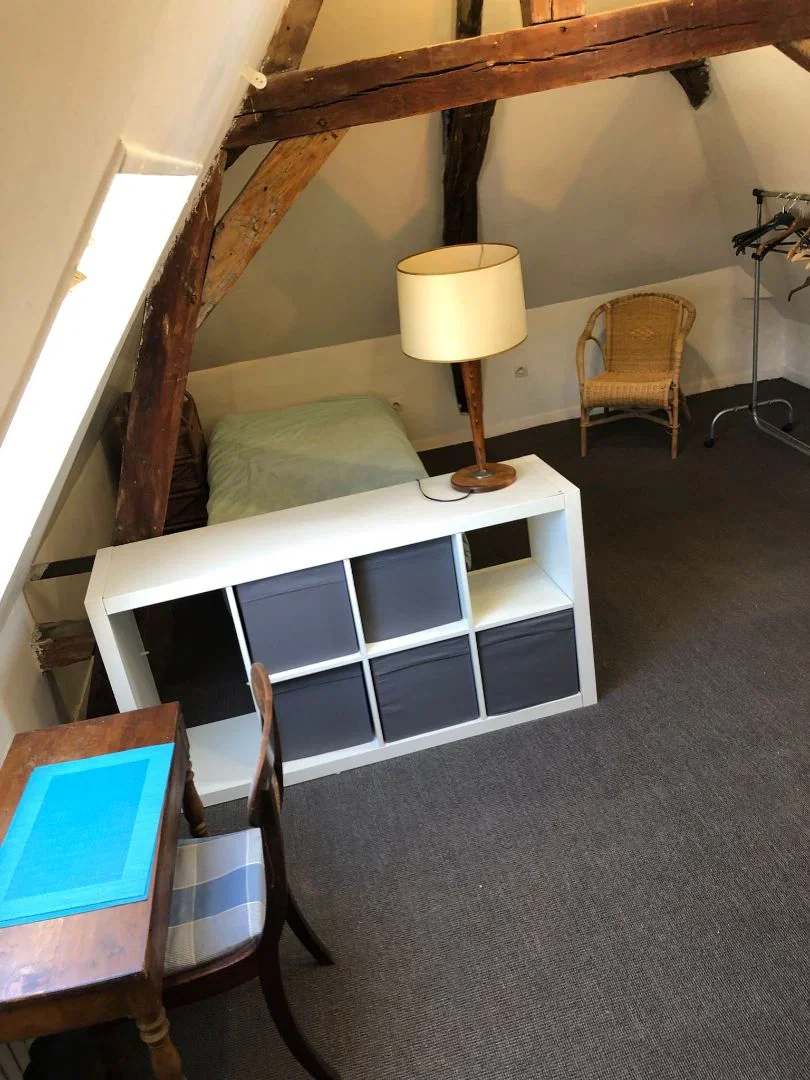 Room Rue Henri IV in Reims