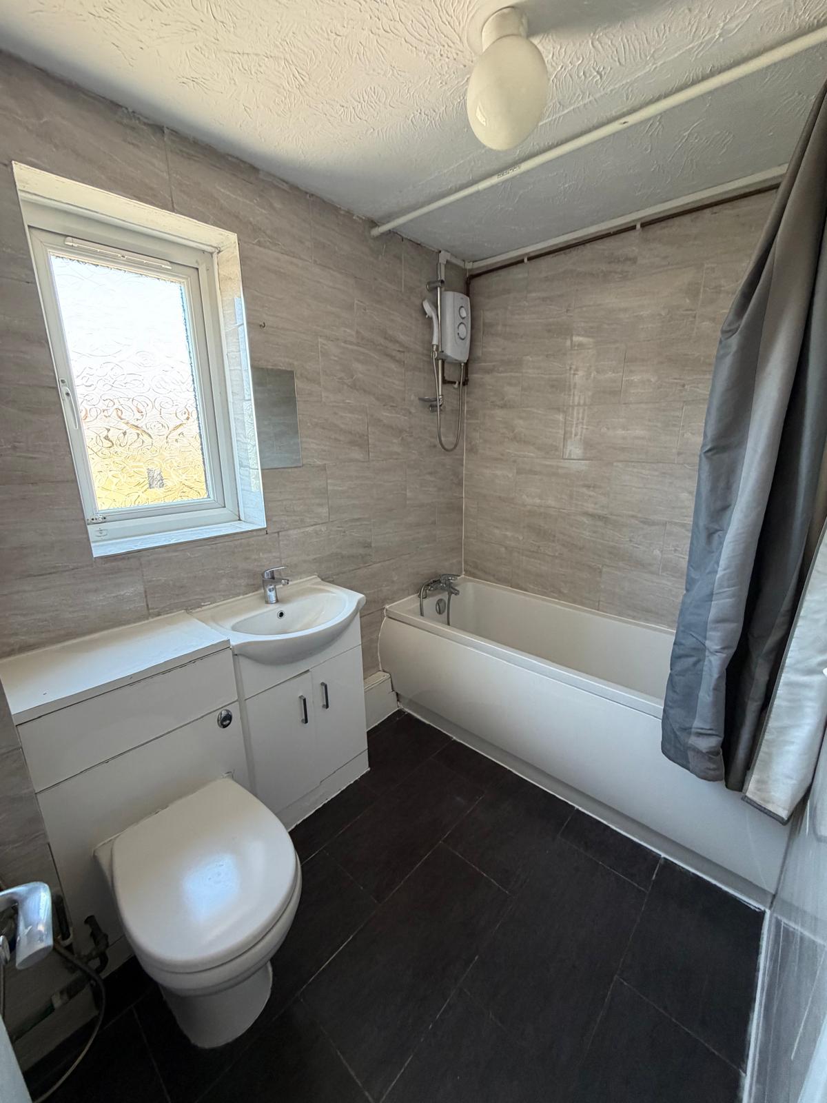 Flat Taunton Drive in Greater London