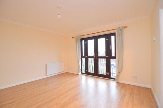 Flat Oakdene Close in Greater London
