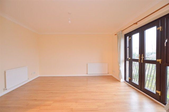 Flat Oakdene Close in Greater London