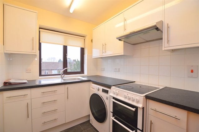 Flat Oakdene Close in Greater London