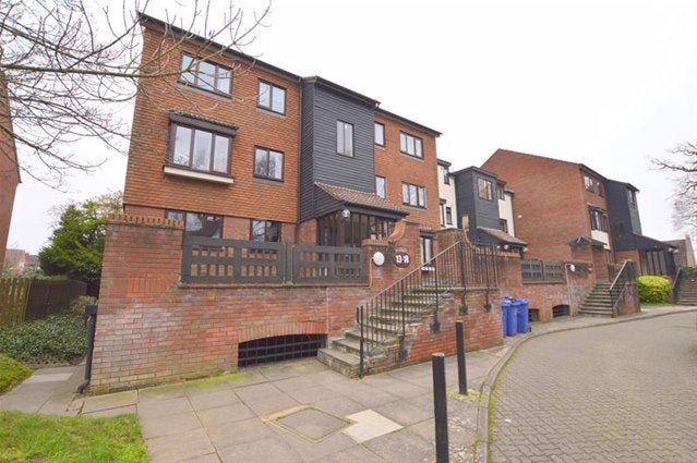 Flat Oakdene Close in Greater London