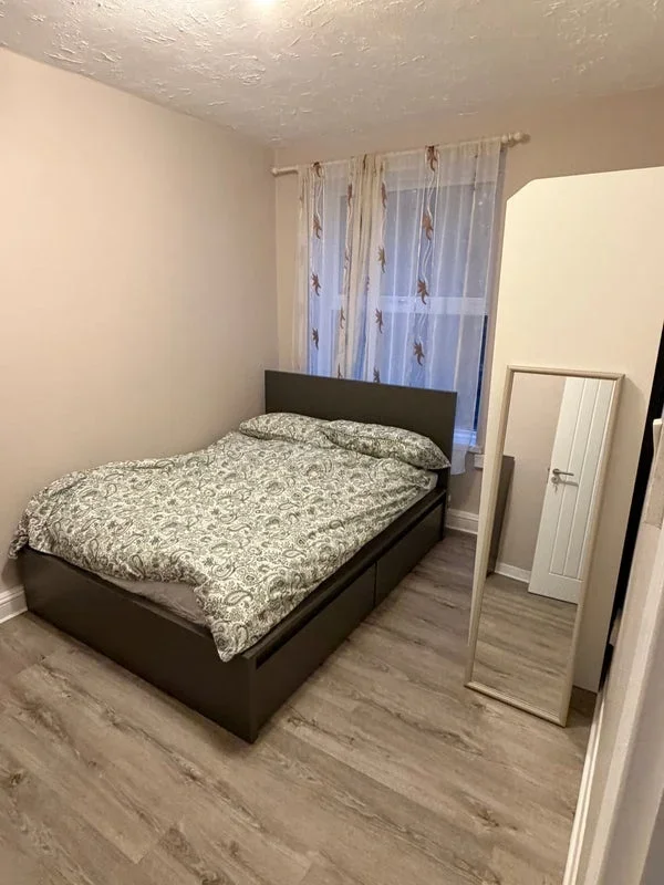 Room Porten Road in Greater London
