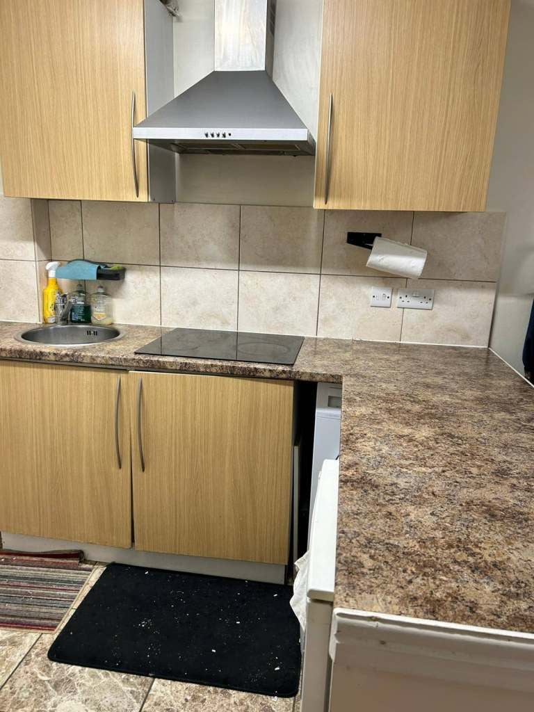 Flat Uppingham Avenue in Greater London