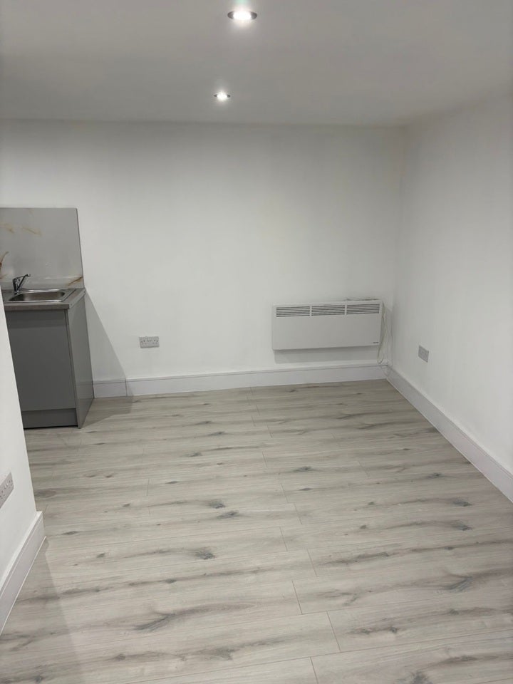 Flat Oatlands Drive in Slough