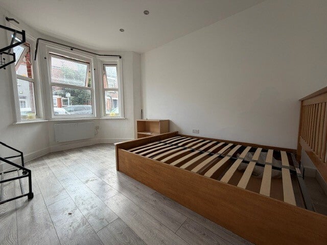 Flat Lyndhurst Road in Luton