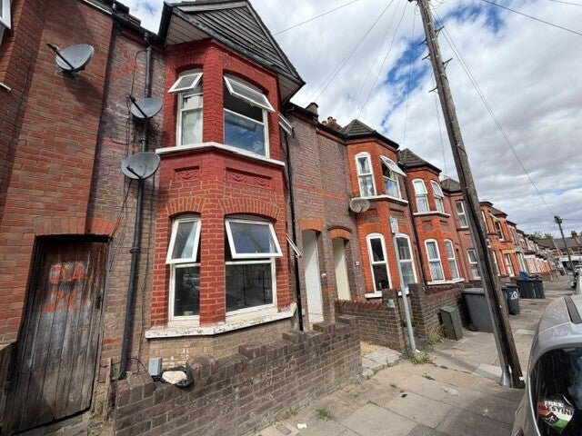 Flat Lyndhurst Road in Luton