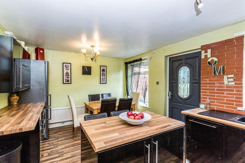Room Melville Close in Leeds