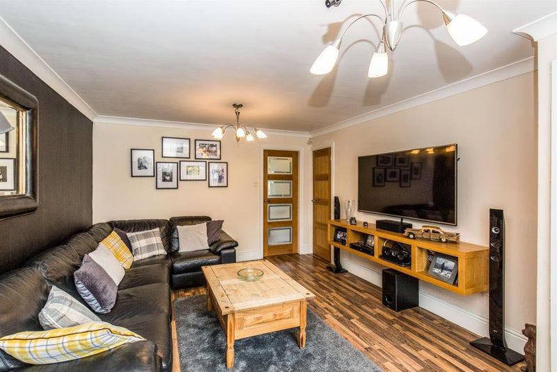 Room Melville Close in Leeds