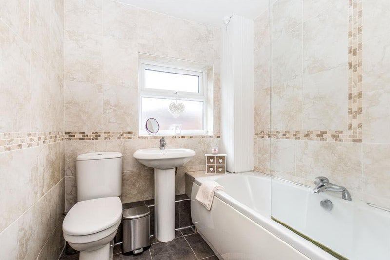 Room Melville Close in Leeds