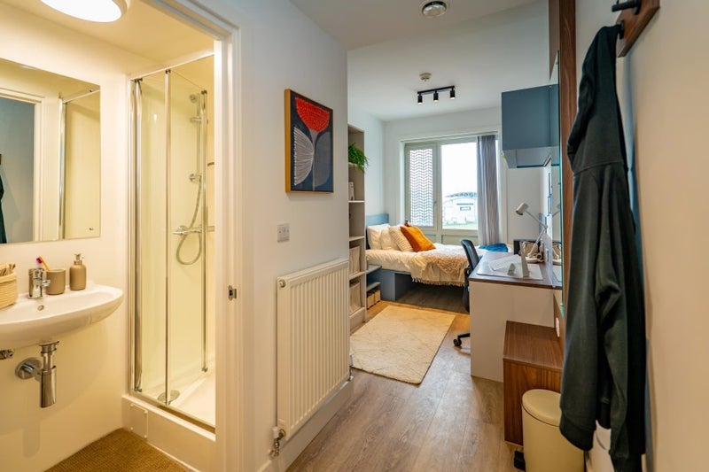 Room Fairlawn Avenue in Bristol