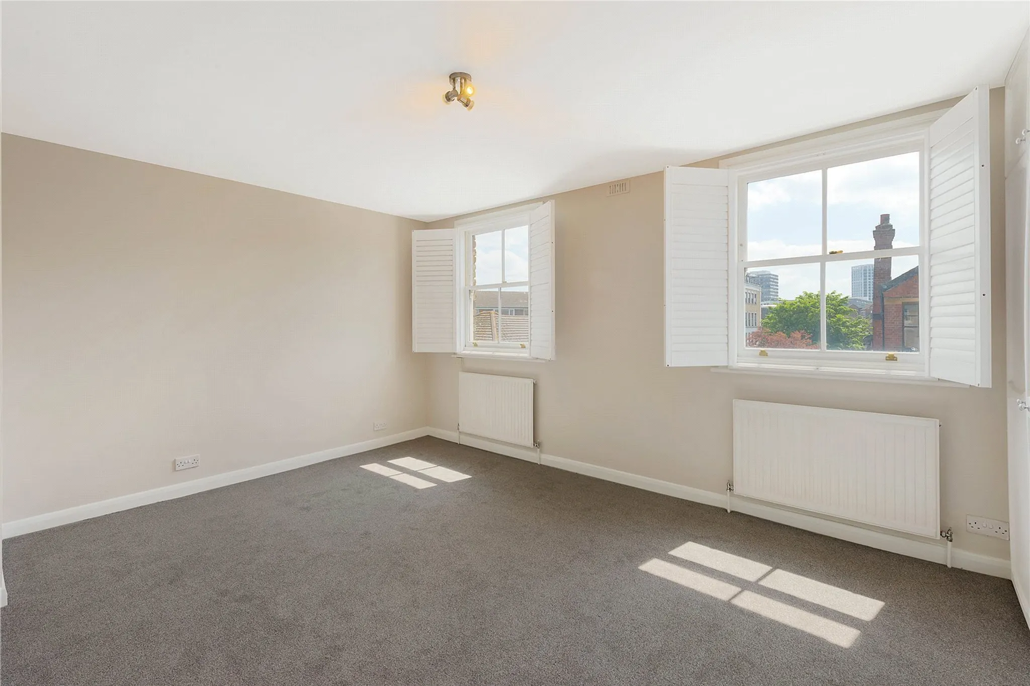 Flat Simpson Street in Greater London