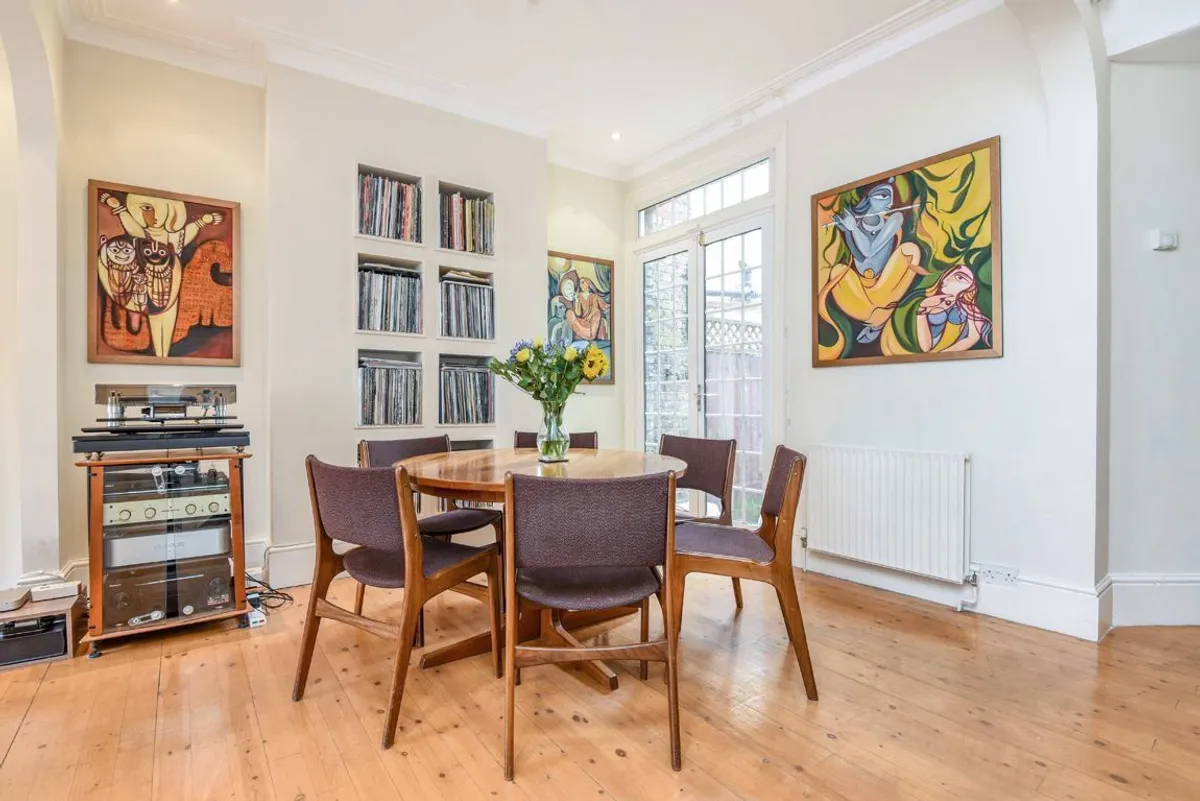 House Dinsmore Road in Greater London