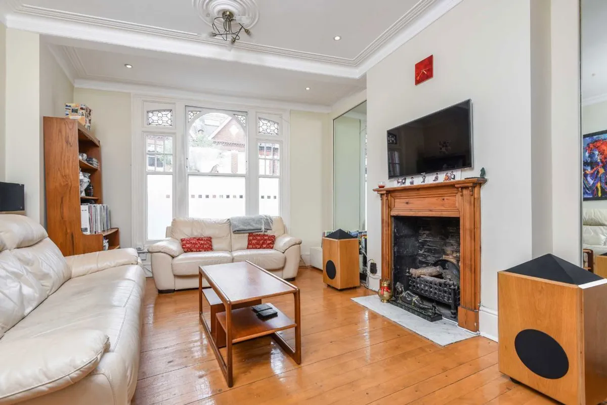 House Dinsmore Road in Greater London