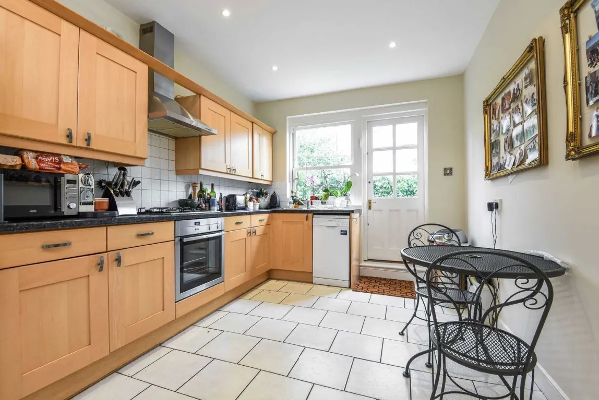 House Dinsmore Road in Greater London