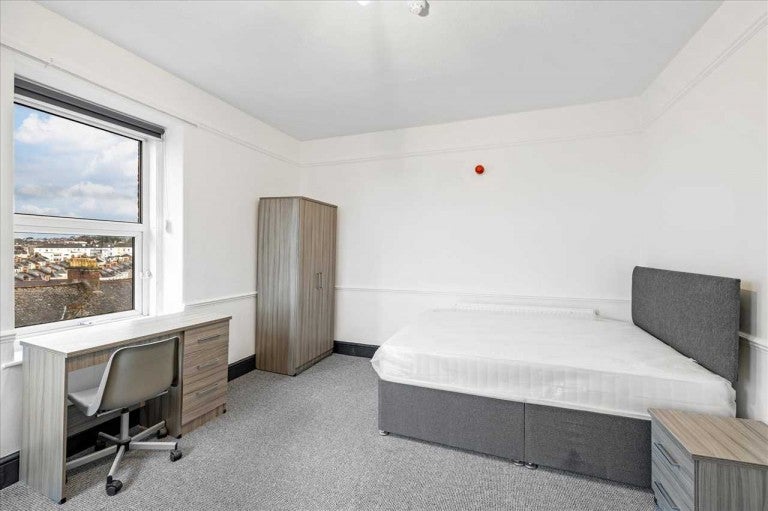 Room Houndiscombe Road in Plymouth